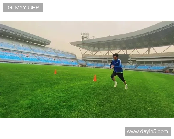 足球明星挑战极限展现力量与技巧引体向上训练精彩瞬间回顾